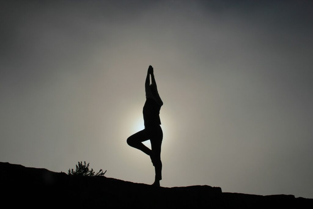 Persona che esegue una posizione di yoga di allungamento su un tappetino
